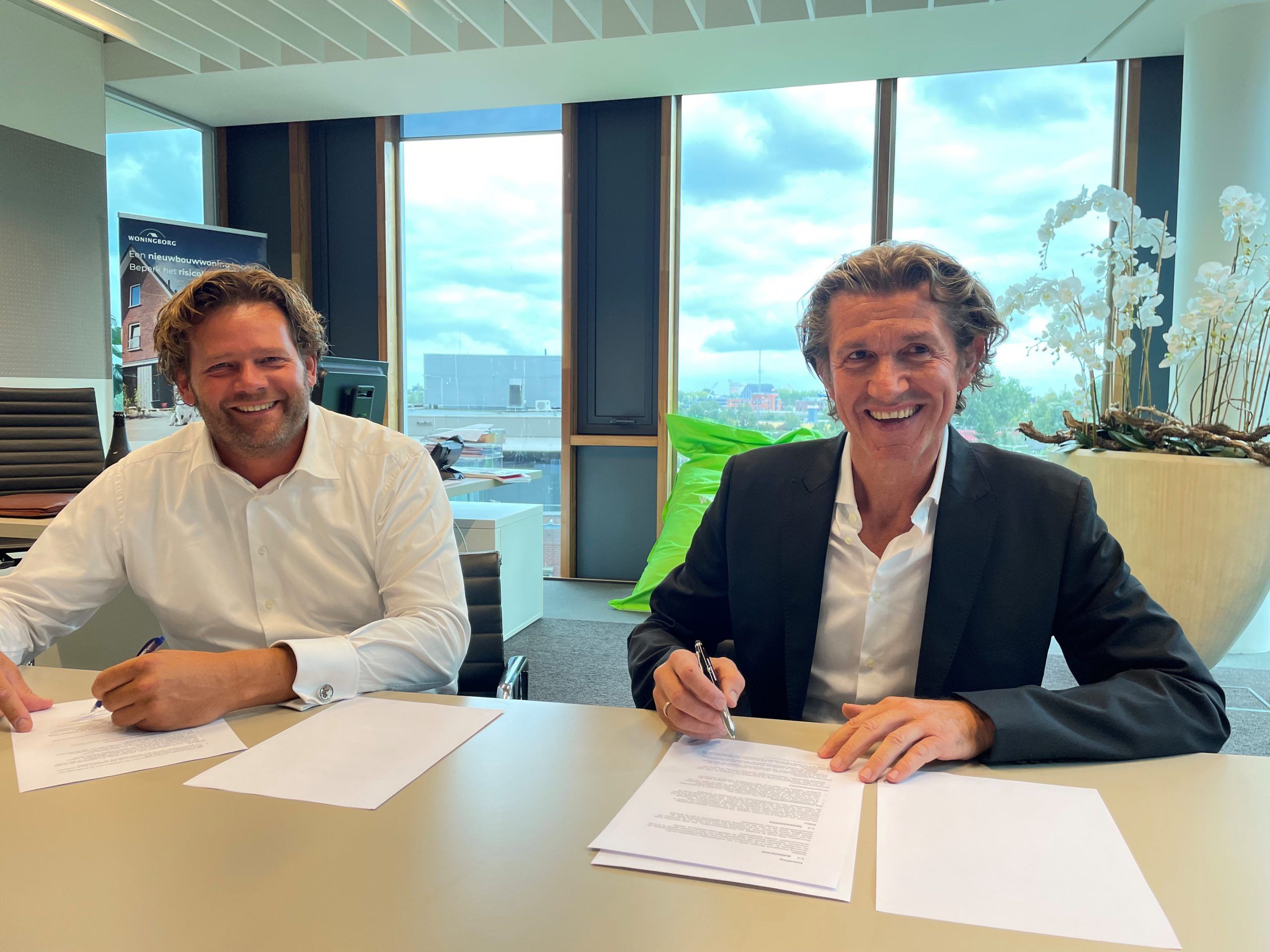 Wytzejan de Jong en Edwin Groot tekenen samenwerkingsovereenkomst Woningborg-SKB